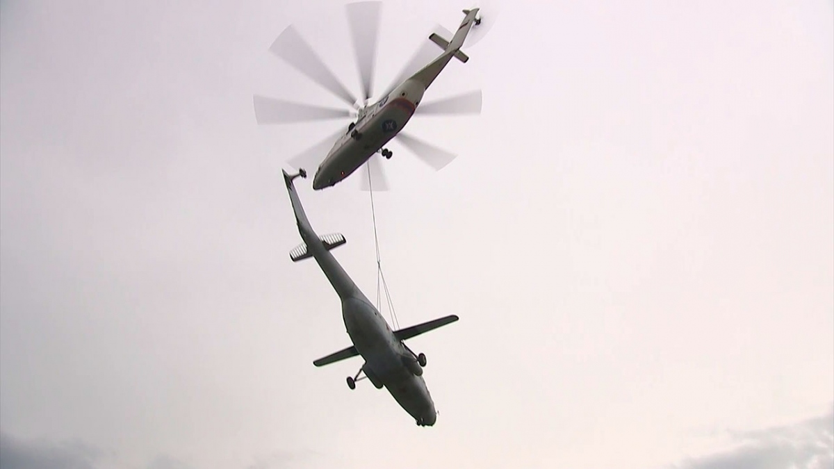 Trực thăng vận tải Mi-26 của Nga vận chuyển “huyền thoại” Mi-6 bằng cáp treo